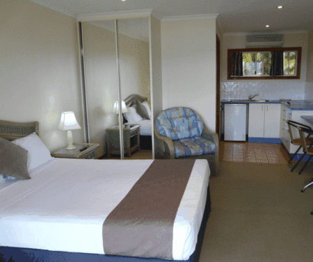Sunlit Waters Studio Apartments - Accommodation Rockhampton 1