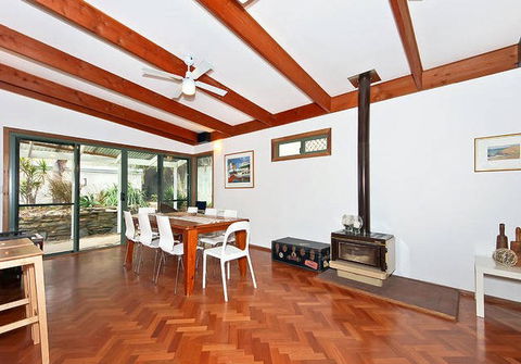 Sea Sand And Scrub Holiday House - Accommodation Rockhampton 5