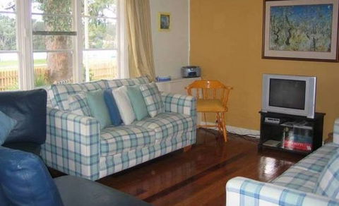 Calm Waters Waterfront Cottages - Accommodation Rockhampton 3