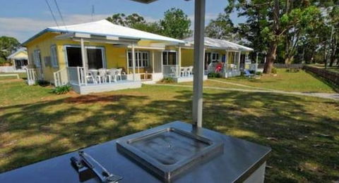 Calm Waters Waterfront Cottages - Accommodation Rockhampton 4