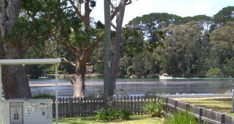 Calm Waters Waterfront Cottages - Accommodation Rockhampton 5