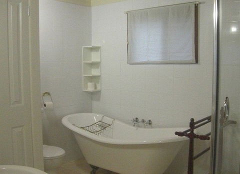 Cosy Cottage - Holiday Home - Accommodation Rockhampton 0