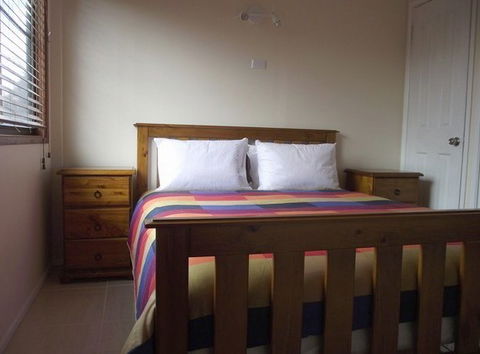 Cosy Cottage - Holiday Home - Accommodation Rockhampton 2