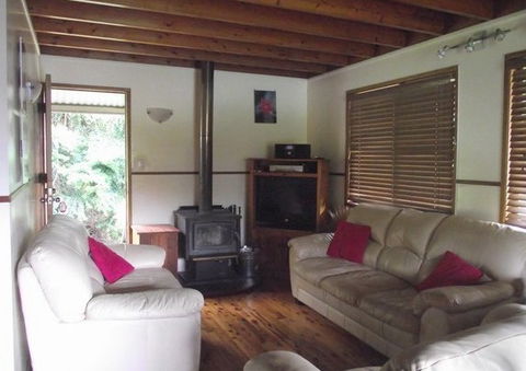 Cosy Cottage - Holiday Home - Accommodation Rockhampton 3