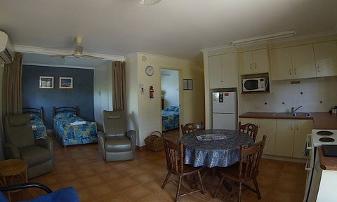 Driftwood Motel & Holiday Units - Accommodation Rockhampton 4