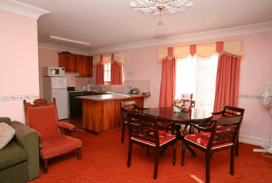 Hatchers Manor - Accommodation Rockhampton 2