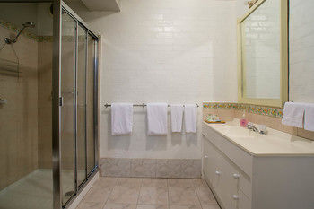 A Camelot Tower & Penthouse - Accommodation Rockhampton 29