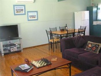 Paradise Bungalow - Accommodation Rockhampton 3