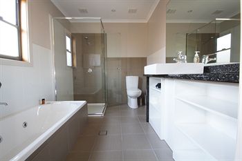 The Edgewater Bed & Breakfast - Accommodation Rockhampton 2