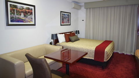 BEST WESTERN Ensenada Motor Inn - Accommodation Rockhampton 0