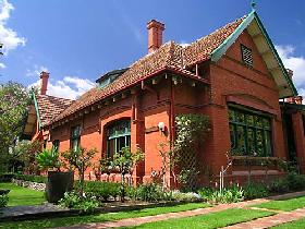 Buxton Manor - George Lowe Esquire Apartment - Accommodation Rockhampton 0