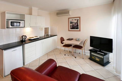 BEST WESTERN Ensenada Motor Inn & Suites - Accommodation Rockhampton 1