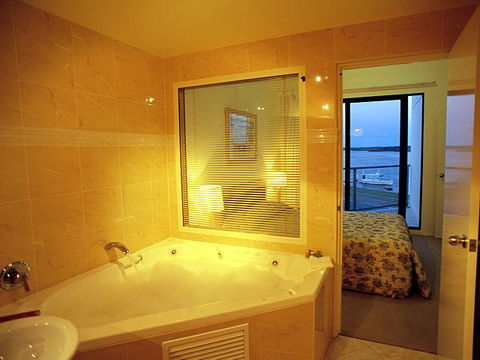 Boathouse Resort Tea Gardens - Accommodation Rockhampton 1