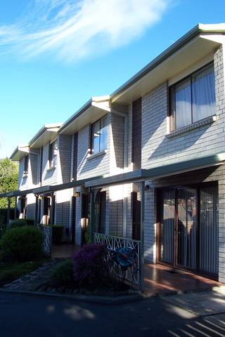 Davey Place Holiday Town Houses - Accommodation Rockhampton 0