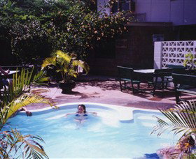 Palm Court Kookaburra Backpackers - Accommodation Rockhampton 2