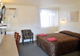 A & A Lodge Motel - Accommodation Rockhampton 1