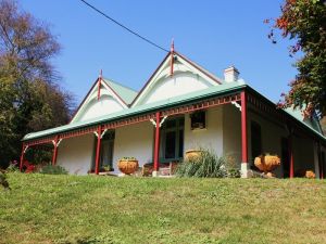 Ravenscroft And The Cottage - Accommodation Rockhampton 0