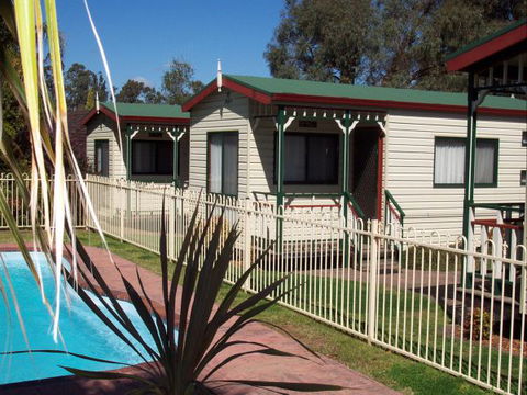 Parkes Country Cabins - Accommodation Rockhampton 2