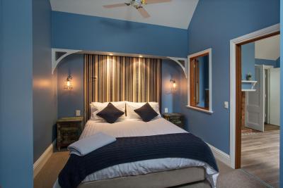 Oak Tree Lodge - Accommodation Rockhampton 0