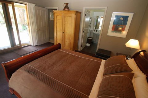 Mirkwood Forest Self-Contained Spa Cottages - Accommodation Rockhampton 3