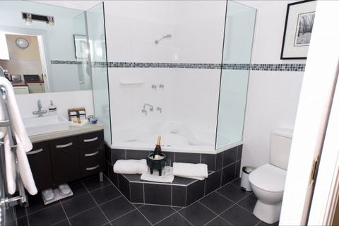 Mirkwood Forest Self-Contained Spa Cottages - Accommodation Rockhampton 9