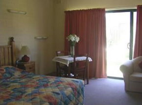 Three States Motel - Accommodation Rockhampton 0