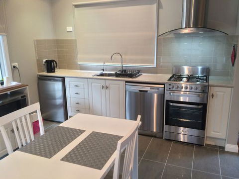 High Peaks Cottages - Accommodation Rockhampton 2
