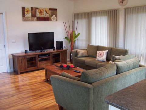 High Peaks Cottages - Accommodation Rockhampton 5