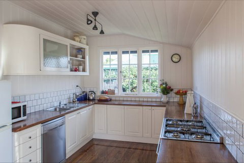 Flop House - Accommodation Rockhampton 9