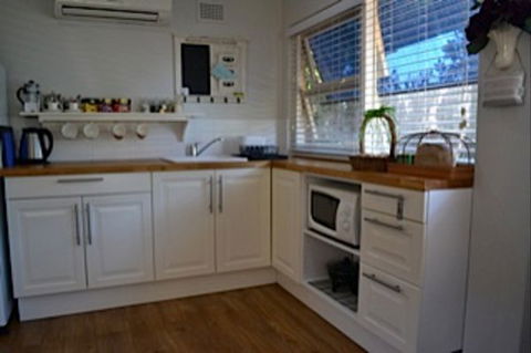 Garden Cottage B And B - Accommodation Rockhampton 2