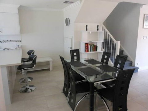 Oaklands Junction - Accommodation Rockhampton 2