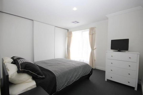 Oaklands Junction - Accommodation Rockhampton 3
