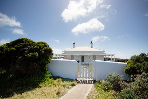 Cape Nelson Lighthouse - Accommodation Rockhampton 2