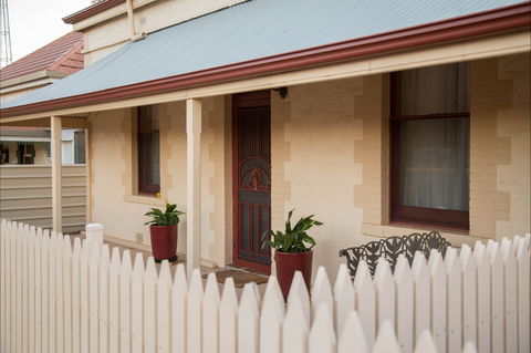 McKinley's Rest - Accommodation Rockhampton 0