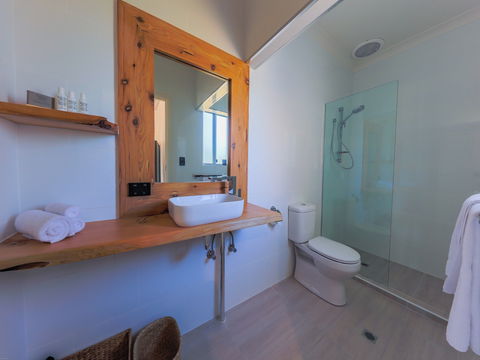 COAST Motel & Apartments - Accommodation Rockhampton 2