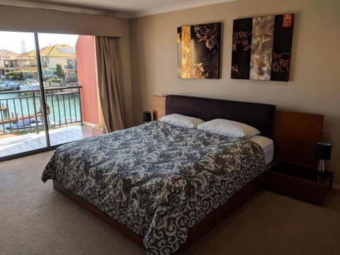 Canal Living Port Bouvard - Accommodation Rockhampton 0
