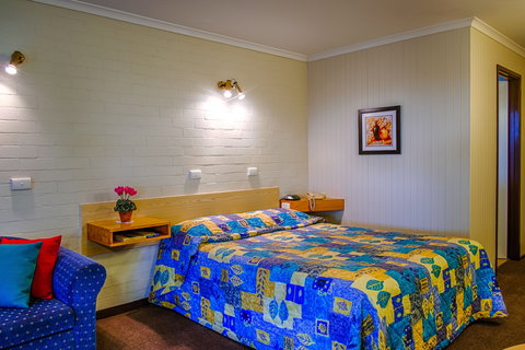 Country Roads Motor Inn - Accommodation Rockhampton 1