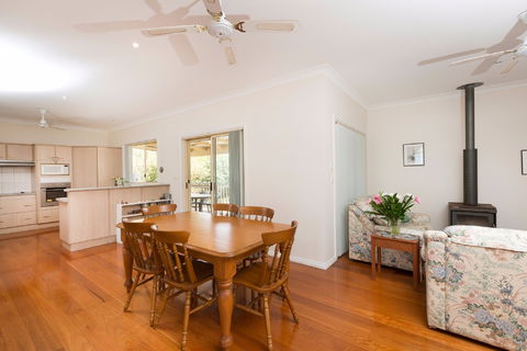 Cranford Waterfront Cottage - Accommodation Rockhampton 1