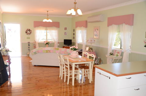 Milford Country Cottages - Accommodation Rockhampton 1