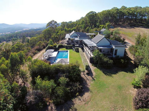 215 Mt Buffalo Retreat - Accommodation Rockhampton 0