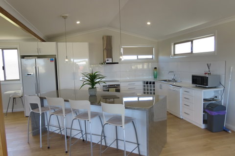 Cozzys Condo Luxury Beach House - Accommodation Rockhampton 2
