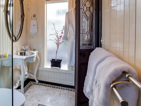 Silverleaf Cottage - Accommodation Rockhampton 2