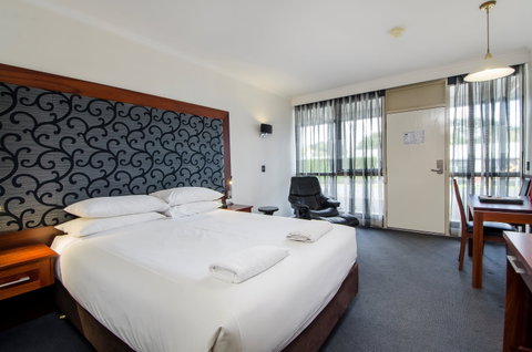 Commodore On The Park - Accommodation Rockhampton 2