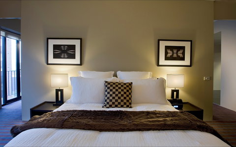 Overlooking The City's Silhouette - Accommodation Rockhampton 1