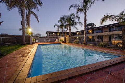 Red Carpet Motel - Accommodation Rockhampton 1