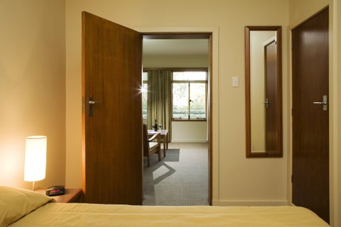 University House - Accommodation Rockhampton 2