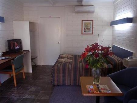 Central Highlands Motor Inn - Accommodation Rockhampton 1