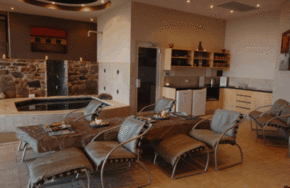 Breathtaker On High Spa Retreat - Accommodation Rockhampton 1