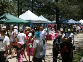Burleigh Art And Craft Markets - Accommodation Rockhampton 3