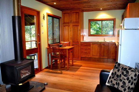 Waterfall Hideout-Rainforest Cabin For Couples - Accommodation Rockhampton 4